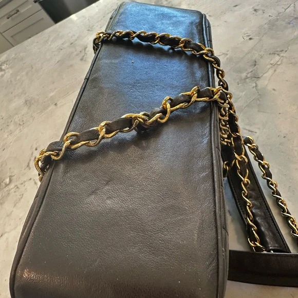 🔹 Vintage Chanel Chevron Large Camera Bag with COA 🔹 - Picture 8 of 16